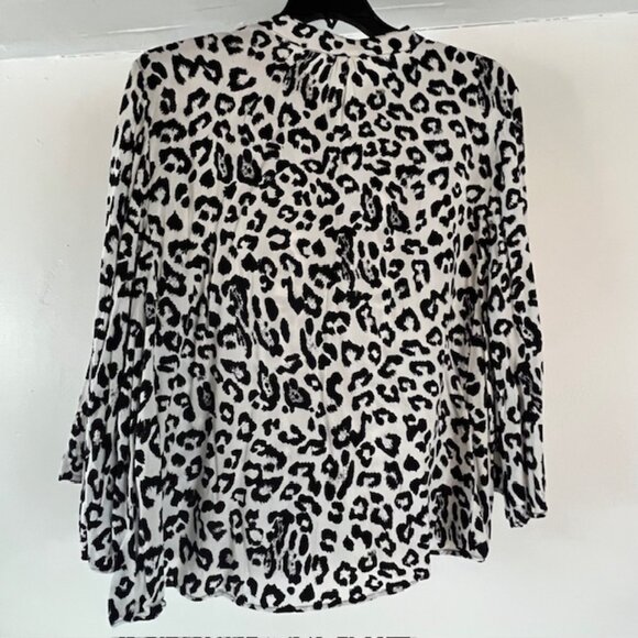 CATO EST 1946 WOMENS LEOPARD PRINT BLOUSE, BELL SLEEVES, SIZE 22/24W - Picture 5 of 8